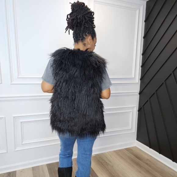Black Fluffy Faux Fur Vest - Picture 4 of 6